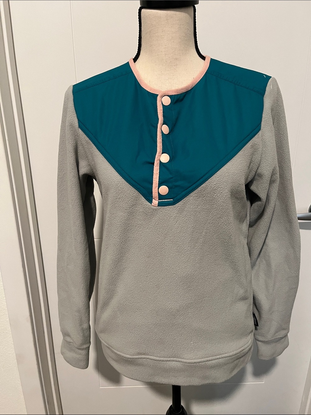 Cotopaxi Sabado Gray Teal Pink Trim Front Button Crew Fleece Gorpcore Outdoor